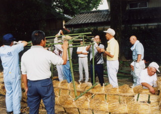 写真：屋形を作ります。