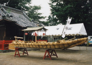 写真：完成！祭り当日まで飯玉神社の拝殿前に安置します。