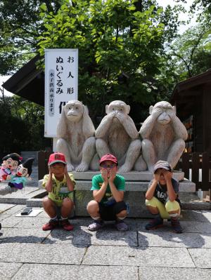 見ざる・言わざる・聞かざるのポーズ