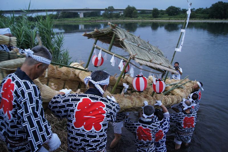 麦わら舟を流す様子