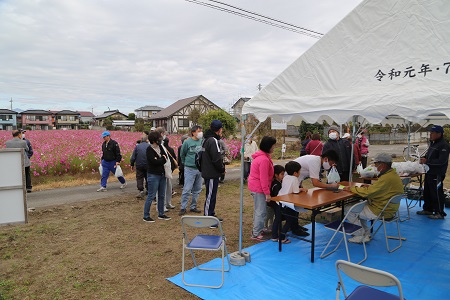 コスモ鑑賞会（川井地区）で鑑賞の様子