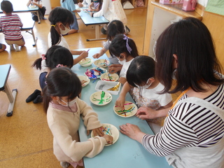 材料(好きな色のキラキラテープ)を選んでいるところ