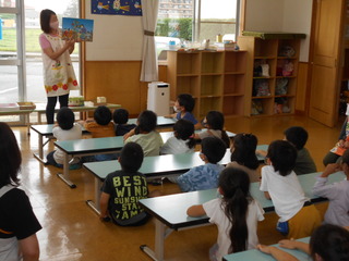 『なぜ、七夕にささかざりをするの？』の紙芝居をみているところ