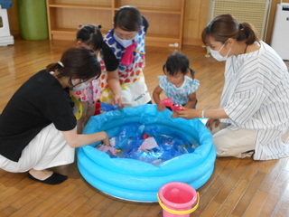 魚のつかみどりをしているところ