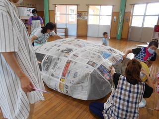 新聞紙ドームを膨らませているところ