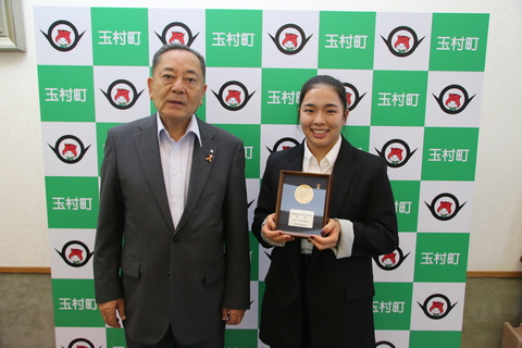 第97回 日本選手権水泳競技大会｢女子1ｍ飛板飛込の部優勝｣町長へ報告のため近藤さん来庁