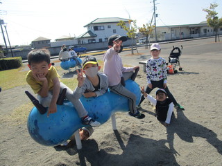 子どもたちが遊具で遊んでいるところ