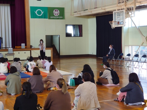 群馬県助産師会による「いのちの大切さ出前講座」を視察（上陽小学校体育館にて１