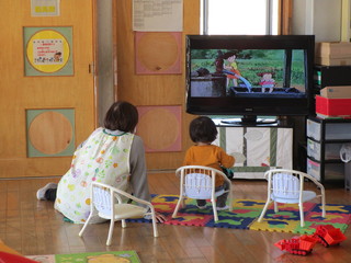 男の子がテレビを見ているところ