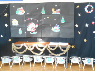 クリスマス会の装飾をした児童館の様子