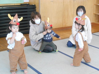 トナカイの三角帽子をかぶってトナカイに変身している子どもたち