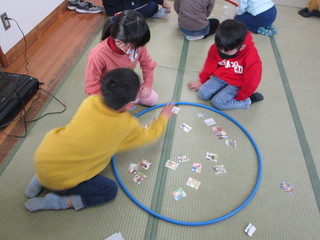 かるた大会をしているところ。