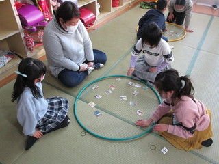 みんなで楽しくカルタ取り