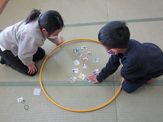 元気にかるた大会をしているところ。