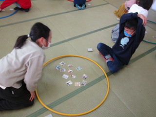 集中してふだを取っているところ。