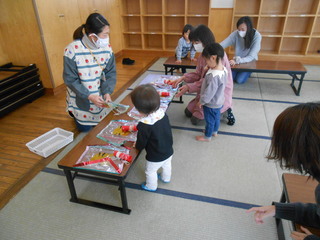 制作の材料を選ぶ子どもの写真