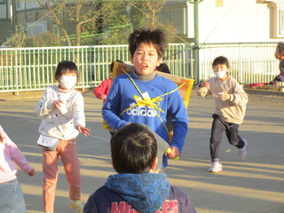 子どもが豆まきをしているところ