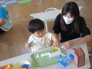 あ母さんと粘土遊びをする様子