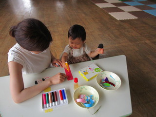 女児が親子で短冊にお願いを書いているところ