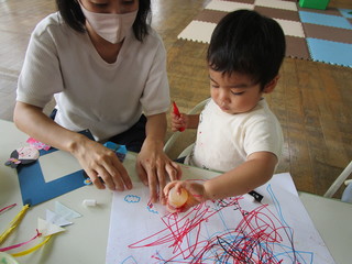 男児が親子でのりを使って工作しているところ