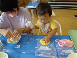 小麦粉粘土を袋に入れて感触を楽しんでいる子どもの様子