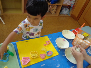 型抜きをして遊んでいる子どもの姿