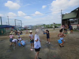 水鉄砲で遊んでいる様子