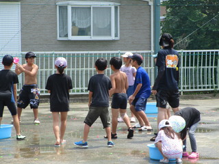 水風船でキャッチボールをする様子