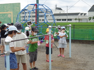 水風船で作った的をねらっている子どもの様子