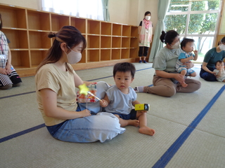 魔法のスティックを持っている男の子の写真