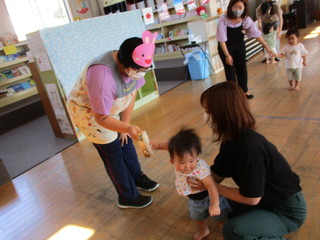 うさぎさんを見つけてハイタッチする様子