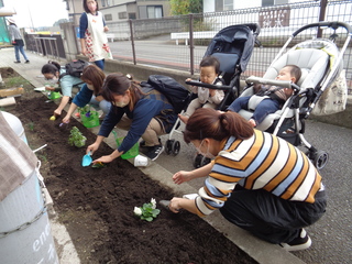 花の苗を植えているママたちの姿