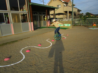 一輪車「スラローム」の様子