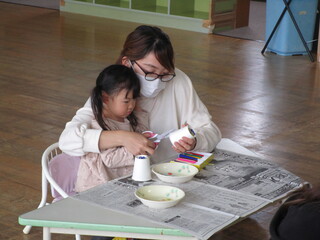 親子で制作しているところ