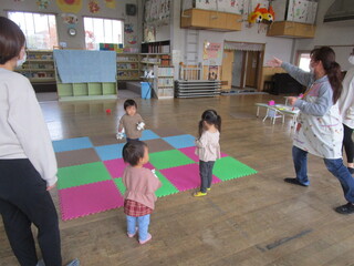 子どもたちが出来上がった作品を飛ばしているところ