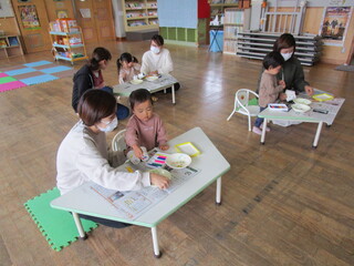 三組の親子が制作しているところ