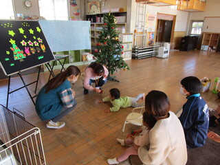 子どもたちがぷれでんとをもらっているところ