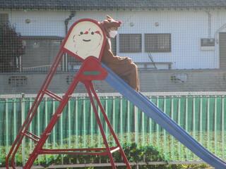 トナカイが遊具で子どもたちを待つ様子