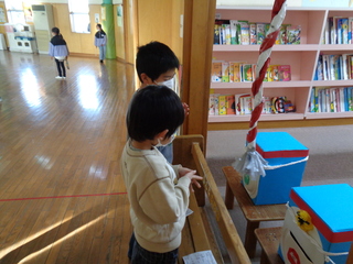 職員が作った神社にお参りする子ども