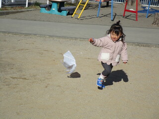 子どもが走って凧があがる様子