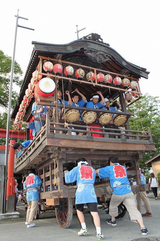 巡行する屋台