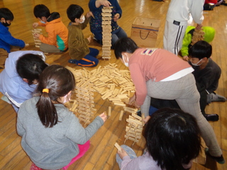 カプラで遊んでいる子どもたち