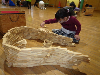 カプラで作品を作っている子どもの姿