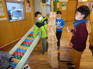 作ったものを眺めている子どもたt