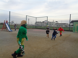 豆まきをしている子どもたちと鬼