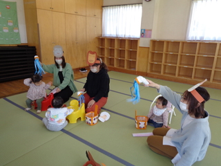 シャワーで洗い流しているまねをしている様子