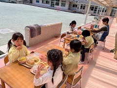 テラスで給食