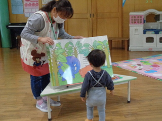 男児が大型絵本を見ているところ