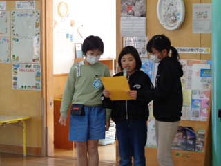 ４年生女子が司会進行をしているところ