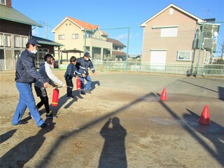 子ども達の水消火器訓練の様子